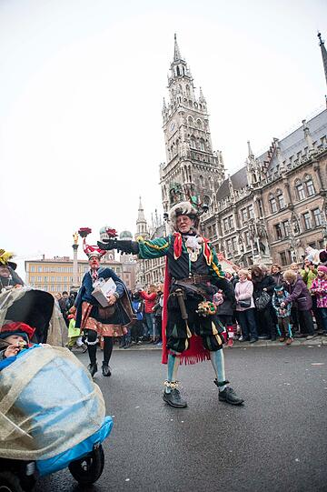 Die Damischen Ritter in Aktion: Impressionen vom Faschingszug durch die Altstadt am Sonntag.