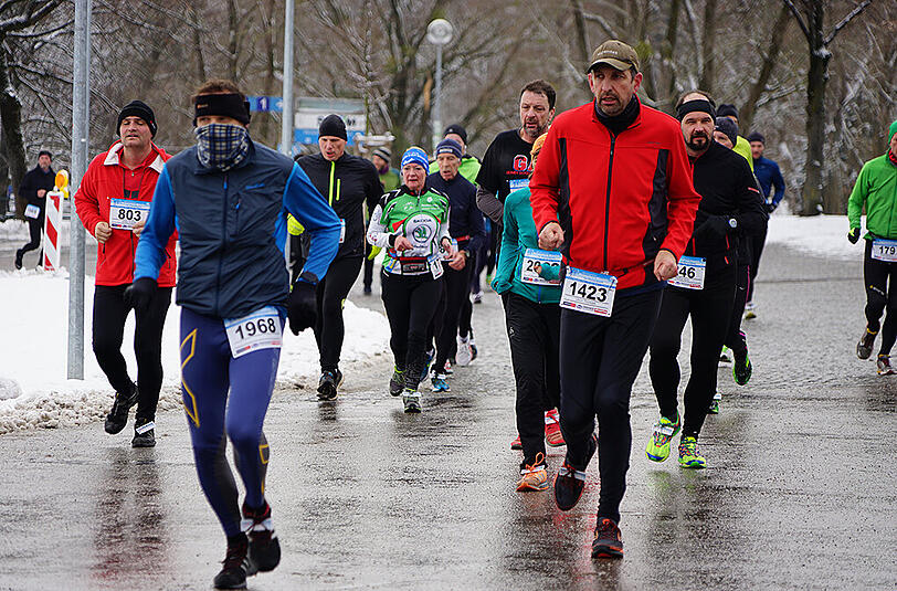 1.100 Läufer nahmen am Samstagvormittag am Winterlauf im Olympiapark teil. Hier gibt's die Bilder.
