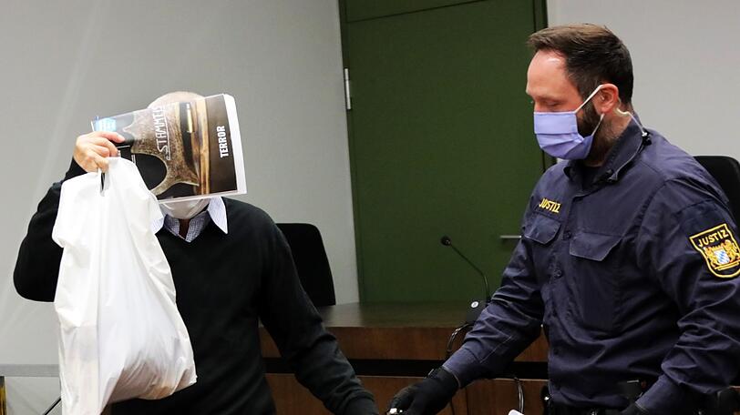 Der angeklagte Drogendealer wird vorgeführt.