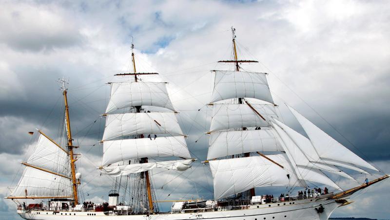 Die "Gorch Fock", Schulschiff der Marine, in der Kieler Förde. Die "Gorch Fock", Schulschiff der Marine, in der Kieler Förde.