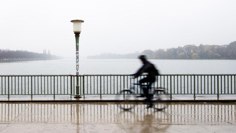Ein Radfahrer fährt bei verregnetem Wetter und Temperaturen knapp über dem Gefrierpunkt am Maschsee in Hannover entlang. Ein Radfahrer fährt bei verregnetem Wetter und Temperaturen knapp über dem Gefrierpunkt am Maschsee in Hannover entlang.