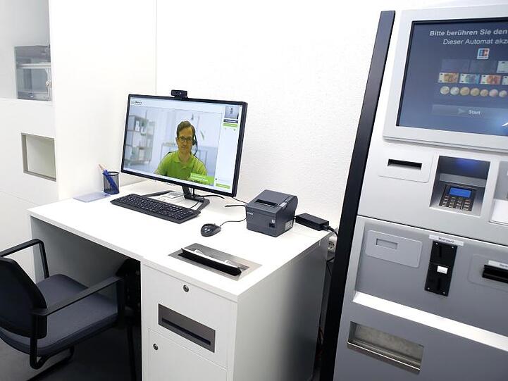 Blick in die DocMorris Apotheke in Hüffenhardt - mit Bildschirm für Videoberatung und Ausgabeautomat.