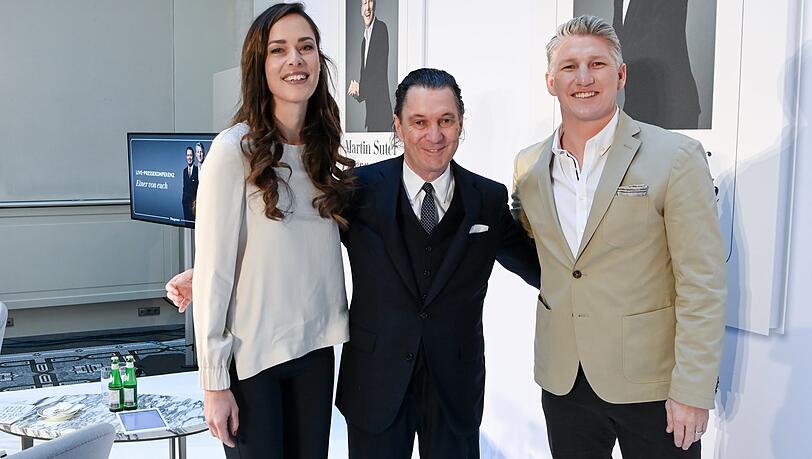 Der Autor Martin Suter (Mitte) mit Bastian Schweinsteiger und dessen Ehefrau Ana Ivanovic.