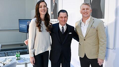 Der Autor Martin Suter (Mitte) mit Bastian Schweinsteiger und dessen Ehefrau Ana Ivanovic.
