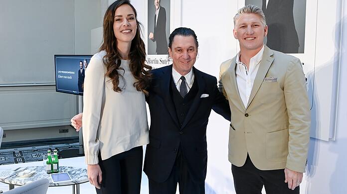 Der Autor Martin Suter (Mitte) mit Bastian Schweinsteiger und dessen Ehefrau Ana Ivanovic.