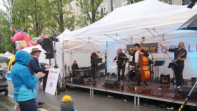 Gut gelaunte Musiker und fröstelnde Besucher auf der Leopoldstraße.
