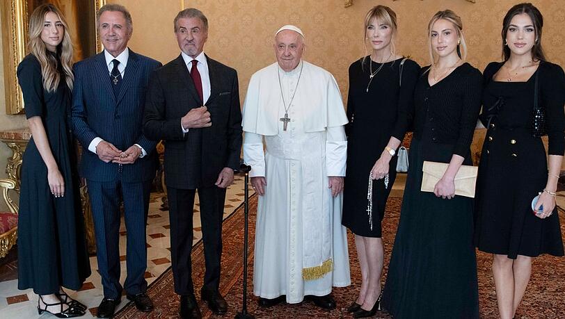 Papst Franziskus mit Sylvester Stallone (2. v. l.) und dessen Familie.