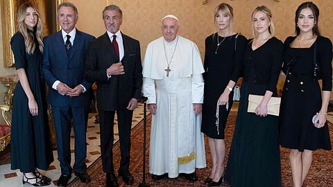 Papst Franziskus mit Sylvester Stallone (2. v. l.) und dessen Familie.
