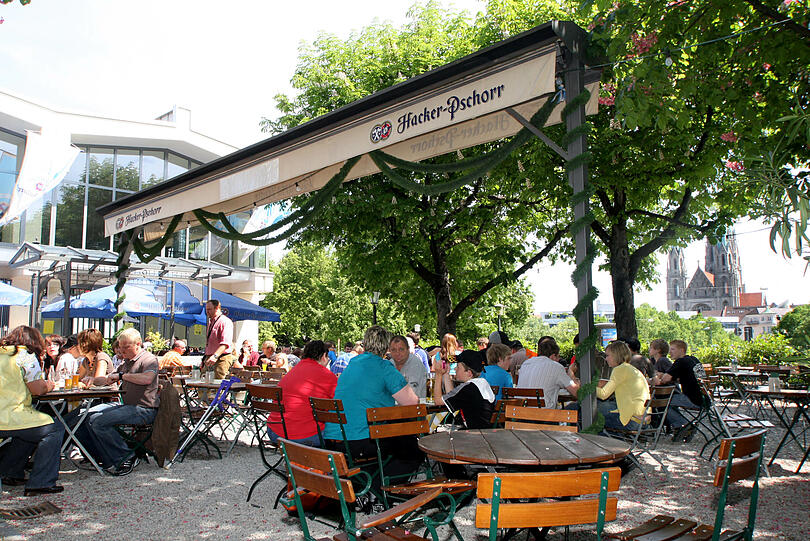 Bier und Brotzeit mit Aussicht auf die Paulskirche gibt&rsquo;s im Hacker-Pschorr-Bräuhaus.