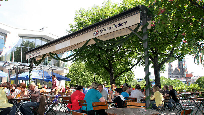 Bier und Brotzeit mit Aussicht auf die Paulskirche gibt&rsquo;s im Hacker-Pschorr-Bräuhaus.
