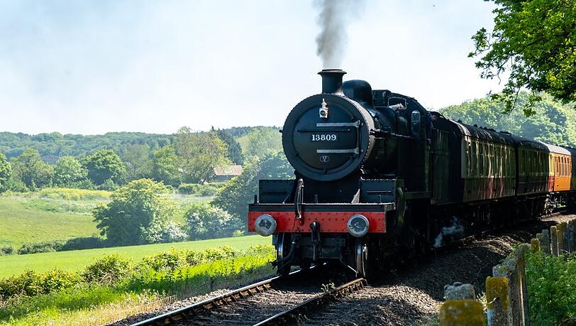 Einer der Z&uuml;ge von North Norfolk Railway an einem sonnigen Tag im Mai.