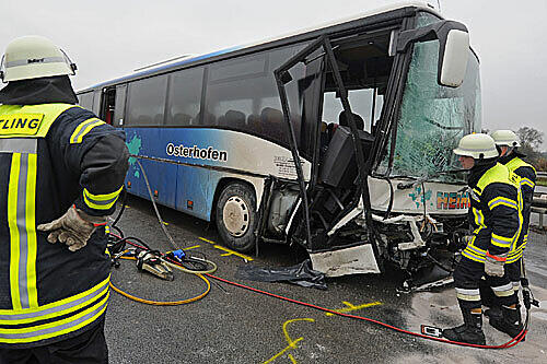 Eine Geisterfahrerin hatte auf der A92 bei Deggendorf den Schulbus frontal gerammt, die 73-Jährige starb. 17 Menschen wurden  verletzt, darunter 14 Kinder und der Busfahrer.