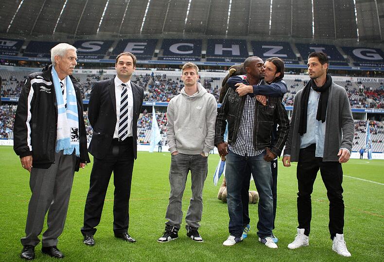 Präsident Dieter Schneider und Geschäftsführer Rober Schäfer mit den Spielern.