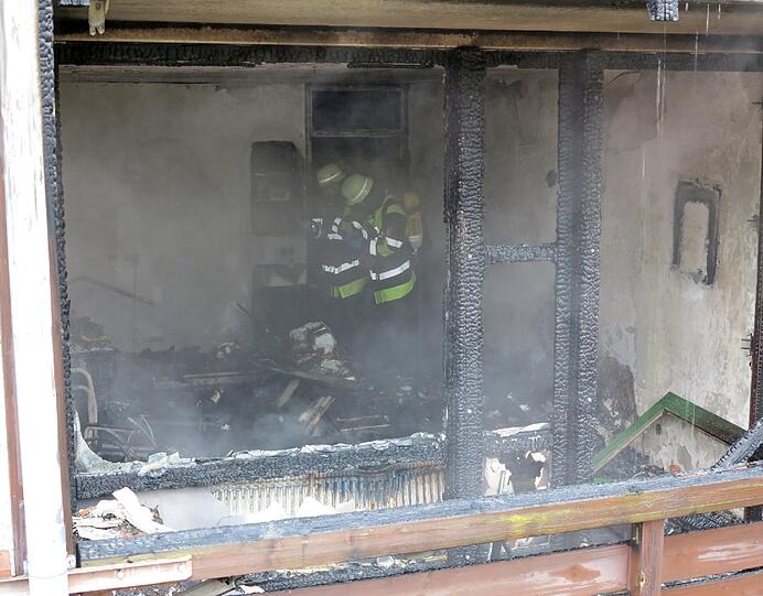 Ein heftiger Brand in einem Seniorenheim in Hohenbrunn hat am Montag ein Todesopfer und zahlreiche Verletzte gefordert. Die Bilder vom Unglücksort.