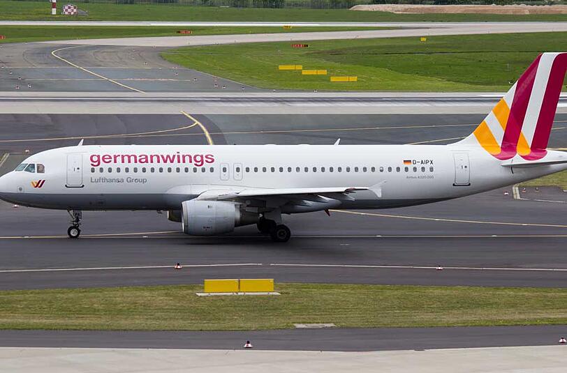 Ein Airbus A320 der Fluggesellschaft Germanwings mit der Registrierung D-AIPX rollt am 15.04.2014 über das Rollfeld vom Flughafen Düsseldorf. Genau dieses Flugzeug ist am Dienstag in Frankreich abgestürzt.