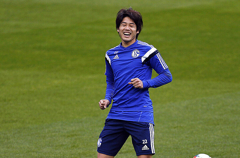 Schalkes Vorstand hat dem Rechtsverteidiger Atsuto Uchida aufgrund seiner Patellasehnen-Beschwerden zu einer konservativen Behandlung geraden. Uchida ließ sich in Japan operieren - jetzt gibt es Ärger.