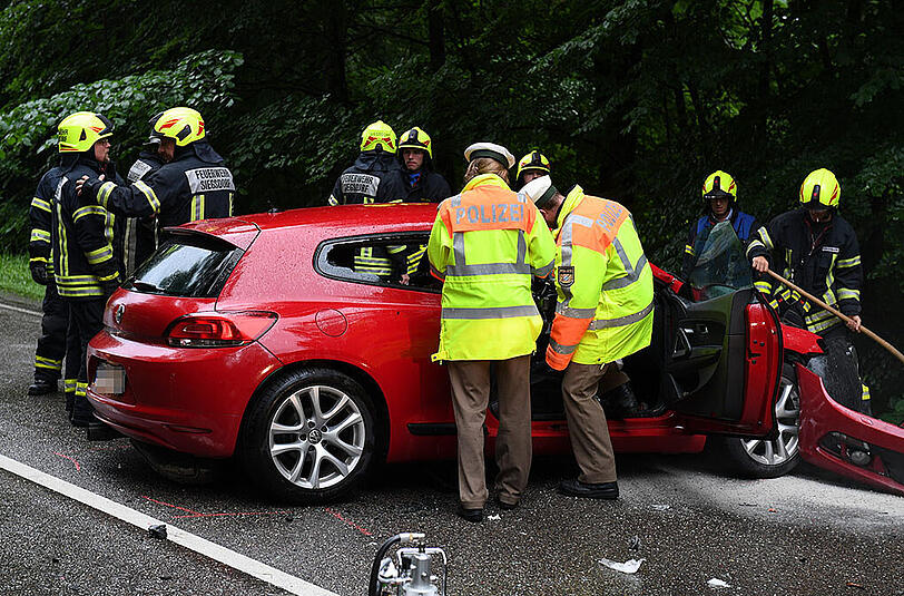 Trümmerfeld auf der Straße: Bilder vom Verkehrsunfall auf der B306 bei Siegsdorf.