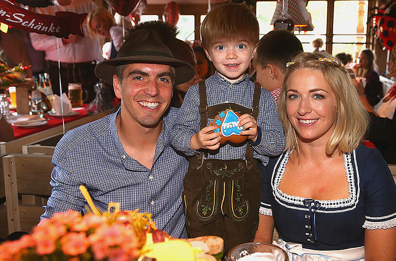 Familienfreuden auf der Wiesn: Philipp Lahm mit Ehefrau Claudia und dem vierjährigen Sohn Julian.