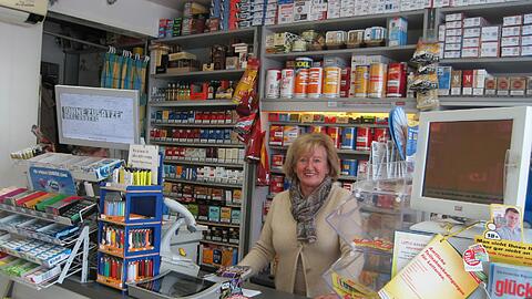 "Unser Laden ist klein, aber es ist alles da!" Frau Trotz in ihrem Reich.