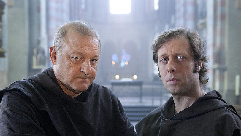 Privatdetektiv Wilsberg (Leonard Lansink, l.) ermittelt in dem Kloster, in dem Ekki (Oliver Korittke) eigentlich zur Ruhe kommen wollte Privatdetektiv Wilsberg (Leonard Lansink, l.) ermittelt in dem Kloster, in dem Ekki (Oliver Korittke) eigentlich zur Ruhe kommen wollte