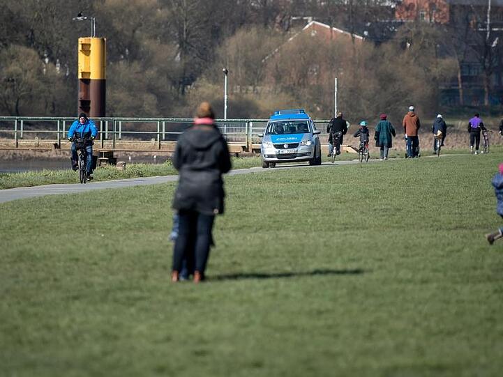 Polizei fährt den Osterdeich in Bremen entlang, um das Kontaktverbot zu kontrollieren.