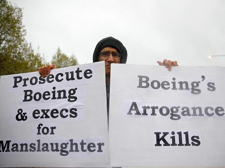 Ein Demonstrant protestiert am Ort der Hauptversammlung in Chicago.