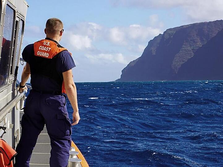 Auch die Küstenwache hat sich der bei der Suche nach einem vermissten Ausflugshubschrauber vor der hawaiianischen Insel Kauai beteiligt.