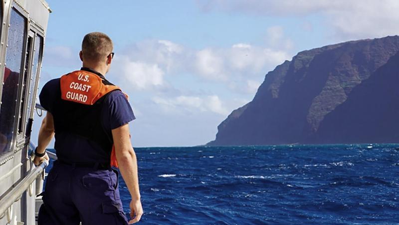 Auch die Küstenwache hat sich der bei der Suche nach einem vermissten Ausflugshubschrauber vor der hawaiianischen Insel Kauai beteiligt.