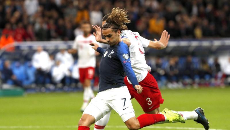 Antoine Griezmann (l) aus Frankreich in Aktion gegen Merih Demiral aus der Türkei. Antoine Griezmann (l) aus Frankreich in Aktion gegen Merih Demiral aus der Türkei.