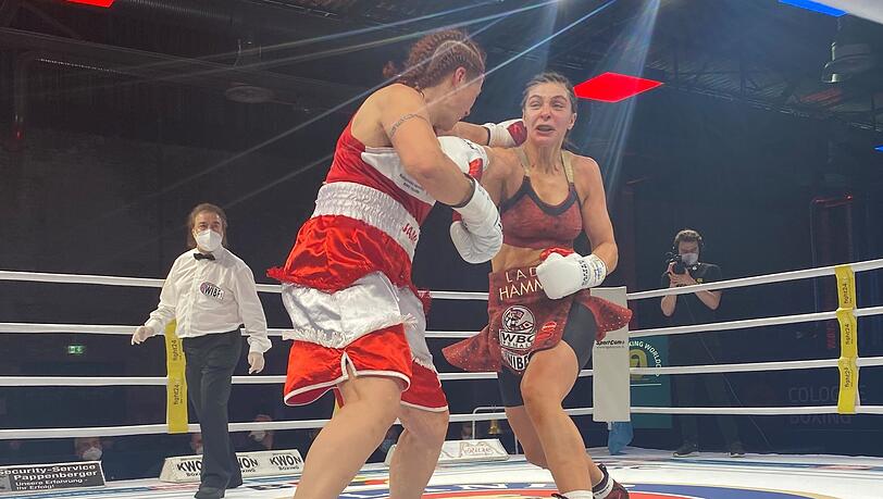 Christina Hammer (r.) besiegt Sanna Turunen und holt sich den WM-Titel. Christina Hammer (r.) besiegt Sanna Turunen und holt sich den WM-Titel.