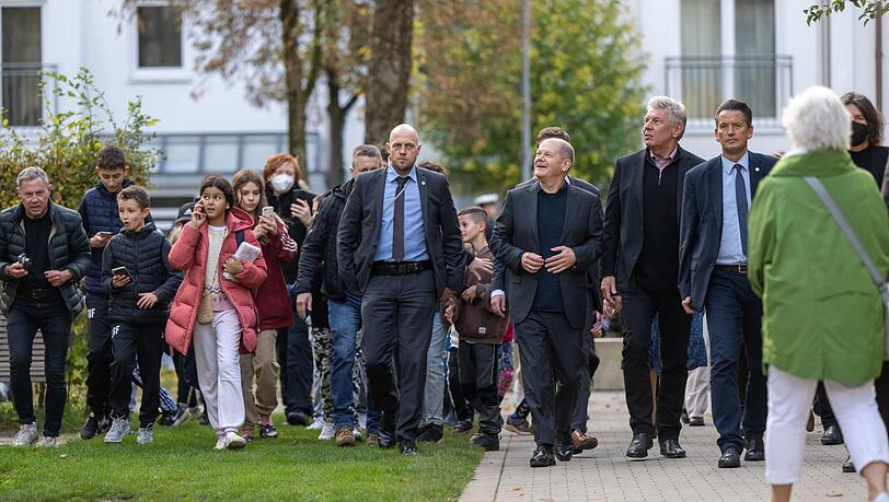 Ein Hamburger in München: Kanzler Olaf Scholz (3.v.r.) und OB Dieter Reiter (2.v.r.) besichtigen zwei Wohnungsprojekte für kostengünstiges und energieeffizientes Bauen der GWG. Bereits 2021 besuchte Scholz ein Wohnungsprojekt im Prinz-Eugen-Park, damals noch im Wahlkampf. Ein Hamburger in München: Kanzler Olaf Scholz (3.v.r.) und OB Dieter Reiter (2.v.r.) besichtigen zwei Wohnungsprojekte für kostengünstiges und energieeffizientes Bauen der GWG. Bereits 2021 besuchte Scholz ein Wohnungsprojekt im Prinz-Eugen-Park, damals noch im Wahlkampf.