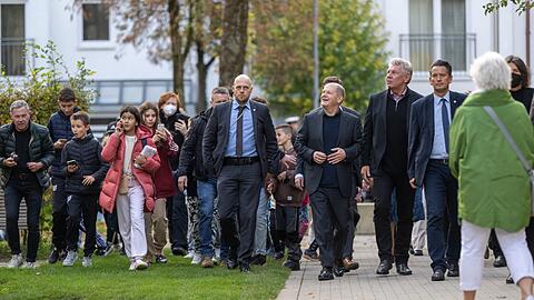 Ein Hamburger in München: Kanzler Olaf Scholz (3.v.r.) und OB Dieter Reiter (2.v.r.) besichtigen zwei Wohnungsprojekte für kostengünstiges und energieeffizientes Bauen der GWG. Bereits 2021 besuchte Scholz ein Wohnungsprojekt im Prinz-Eugen-Park, damals noch im Wahlkampf.