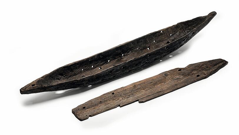 Ein Fischkasten aus Erlenholz, der zur Lebendhälterung von Fischen in einem der Stadtbäche verankert werden konnte. Ende 13. Jahrhundert. Gefunden am Marienhof. Ein Fischkasten aus Erlenholz, der zur Lebendhälterung von Fischen in einem der Stadtbäche verankert werden konnte. Ende 13. Jahrhundert. Gefunden am Marienhof.