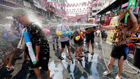 Zu Songkran finden landesweit ausgelassene Wasserschlachten statt. (Archivbild)