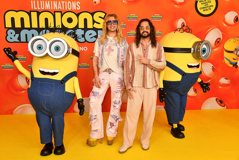 Bill und Tom Kaulitz posieren mit den "Minions".