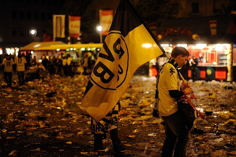 Traurig und niedergeschlagen: Die Fans des BVB sahen ein großartiges Spiel ihrer Mannschaft. Aber Arjen Robben machte in der 89. Minute mit dem Siegtreffer alle gelben Träume zunichte. Die Bilder von der Fanmeile in Dortmund.