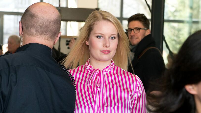 Die Tochter von Ex-Bundespräsident Wulff, Annalena Wulff, verlässt nach der Urteilsverkündung das Landgericht in Hannover. Das Landgericht Hannover hat Ex-Bundespräsident Christian Wulff in dem Korruptionsprozess freigesprochen.