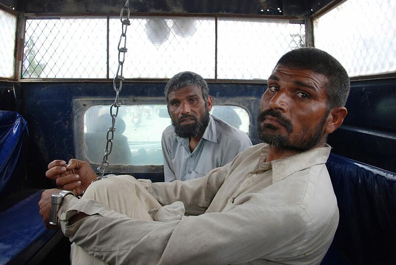 Die Brüder Farman Ali und Arif Ali sind erneut des Kannibalismus angeklagt. Sie werden zu ihrem Gerichtsverfahren in Sargodha, Pakistan, gefahren.