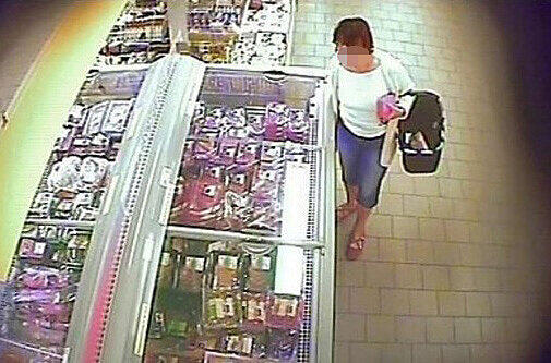 Kripo und Staatsanwaltschaft fahndeten mit diesem Bild einer Überwachungskamera nach der Frau. Jetzt wurde die 60-Jährige identifiziert.