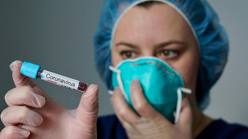 Ein Mundschutz hilft nur bedingt, um sich vor dem neuartigen Coronavirus zu schützen.