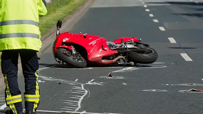 Ein Motorrad liegt nach einem Unfall auf der Straße. (Symbolbild)