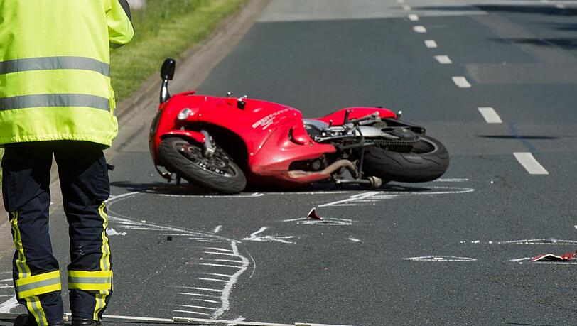Ein Motorrad liegt nach einem Unfall auf der Straße. (Symbolbild) Ein Motorrad liegt nach einem Unfall auf der Straße. (Symbolbild)
