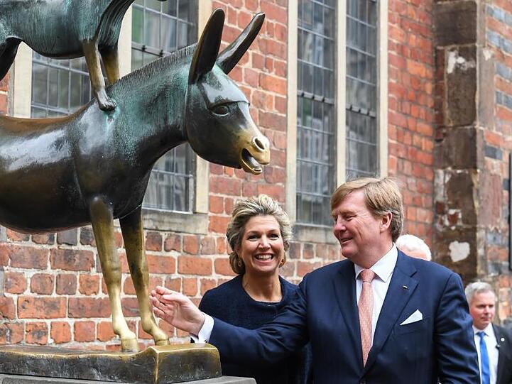 Das niederländisches Königspaar bei den Bremer Stadtmusikanten.