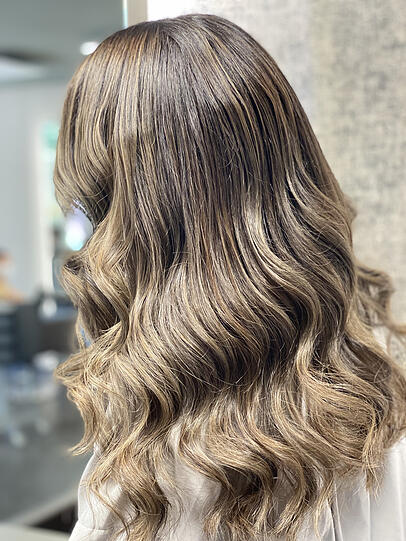 Die Bayalage-Technik ist eine Spezialität des Friseursalons. Die Bayalage-Technik ist eine Spezialität des Friseursalons.