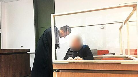 Der Angeklagte mit Anwalt.
