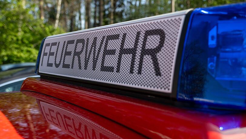 Die Feuerwehr war am Vormittag mit Löscharbeiten beschäftigt. (Symbolbild)