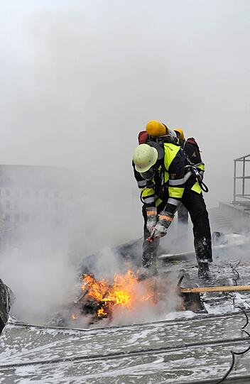 Von-der-Tann-Straße:
Kurz vor elf Uhr mittags läuft in der Integrierten Leitstelle der Alarm einer automatischen Brandmeldeanlage ein. Die Feuerwehr wird nach der Ankunft von Arbeitern darauf hingewiesen, dass im Dachbereich ein Brand ausgebrochen ist. Dort finden Sanierungsmaßnahmen statt. Das Feuer hat sich bereits in der Isolierung unter der Blechbedachung ausgebreitet. In stundenlanger Arbeit öffnet die Feuerwehr das Blechdach auf etwa 150 m2. Die Von-der-Tann-Straße bleibt dafür halbseitig gesperrt.