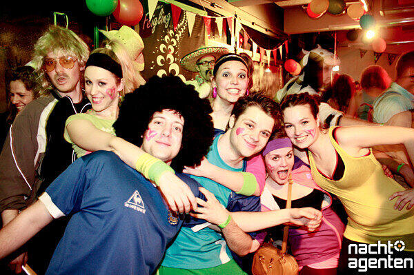Hier feiern Menschen und Tiere, Alt und Jung und Dick und Dünn zusammen auf dem Rosenmontags-Sportlerfasching beim Olylüstchen. Mehr Bilder unter: www.nachtagenten.de