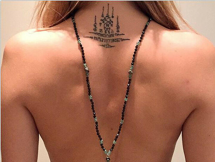 Cara Delevingne (22) hat sich in den Nacken eine sogenannte Yantra-Tätowierung stechen lassen. Diese Art der Tätowierung wird vor allem in Thailand praktiziert. Ein Yantra hat die Aufgabe, die physischen Kräfte in den Mustern zu konzentrieren.