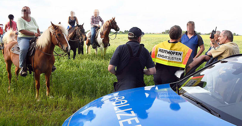 Wildwest in Oberbayern: Trotz zahlreicher Häscher behalten die Jungstiere bislang die Oberhand und entkommen immer wieder.